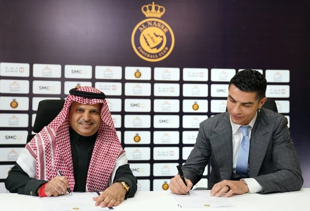 Ronaldo đặt bút ký vào hợp đồng 2,5 năm tại CLB của Saudi Arabia. Ảnh: GETTY