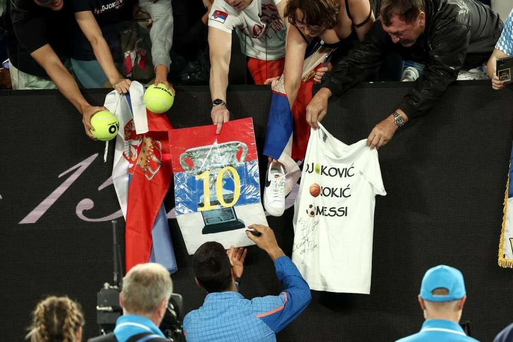 Djokovic ký tặng người hâm mộ sau chiến thắng vào bán kết. Ảnh: GETTY