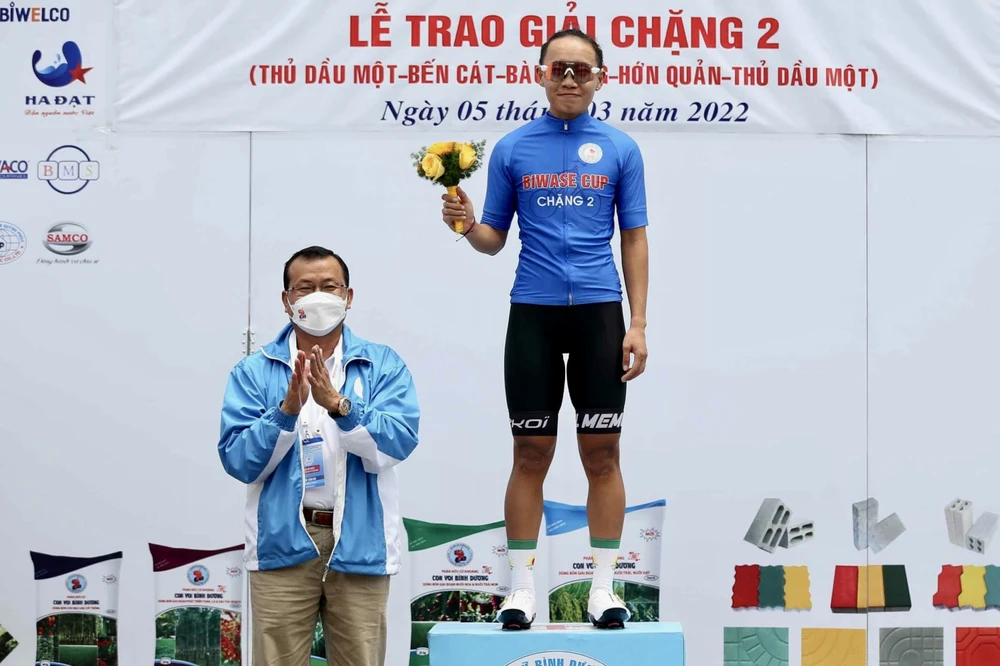 Ông Ngô Văn Lui trao thưởng cho Nguyễn Thị Thật tại Biwase Cup2022. Ảnh: PHẠM HUY