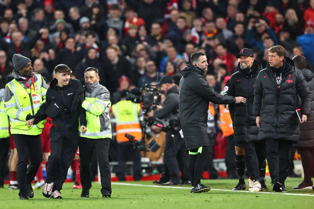 ...và phản ứng tức giận của HLV Juergen Klopp. Ảnh: GETTY