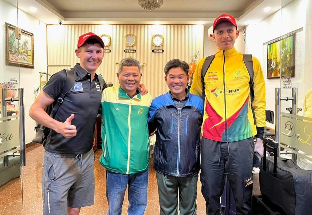 HLV Đỗ Thành Đạt (thứ 2 từ trái) và trợ lý Trần Hùng chào đón hai ngoại binh người Nga. Ảnh: BÌNH CHUNG HLV Đỗ Thành Đạt (thứ 2 từ trái) và trợ lý Trần Hùng chào đón hai ngoại binh người Nga. Ảnh: BÌNH CHUNG