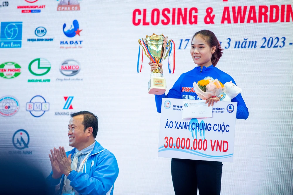 Bùi Thị Quỳnh nhận giải áo xanh chung cuộc.