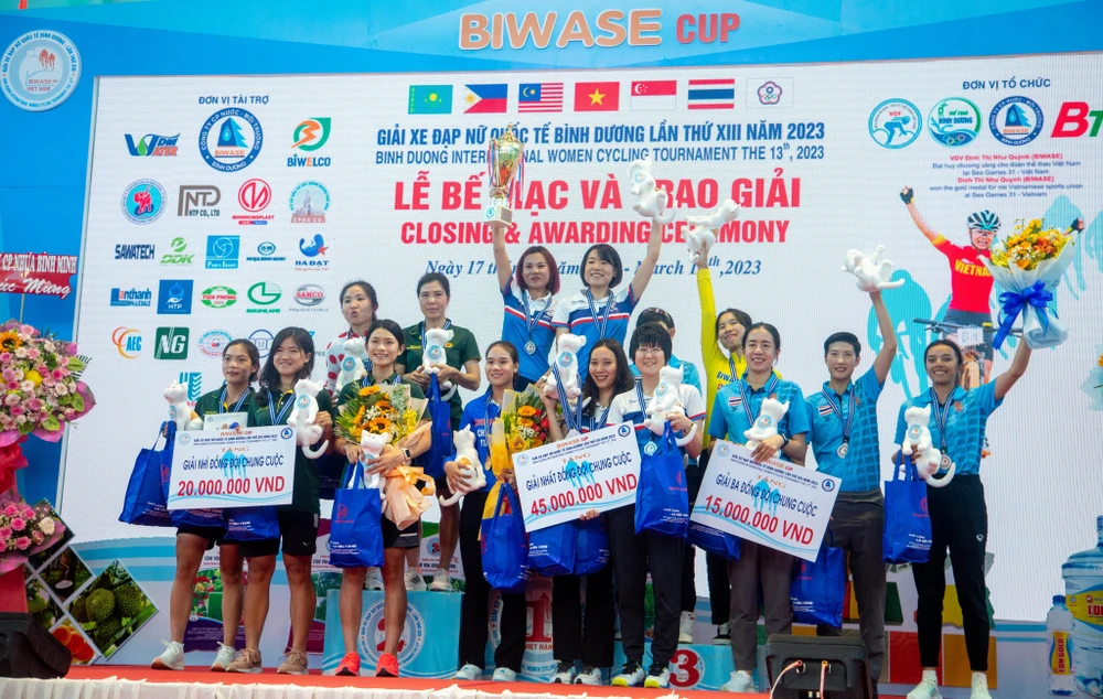 Chức vô địch đồng đội thuộc về tập thể Biwase Bình Dương (giữa), Tập đoàn Lộc Trời hạng nhì và tuyển Thái Lan hạng ba.