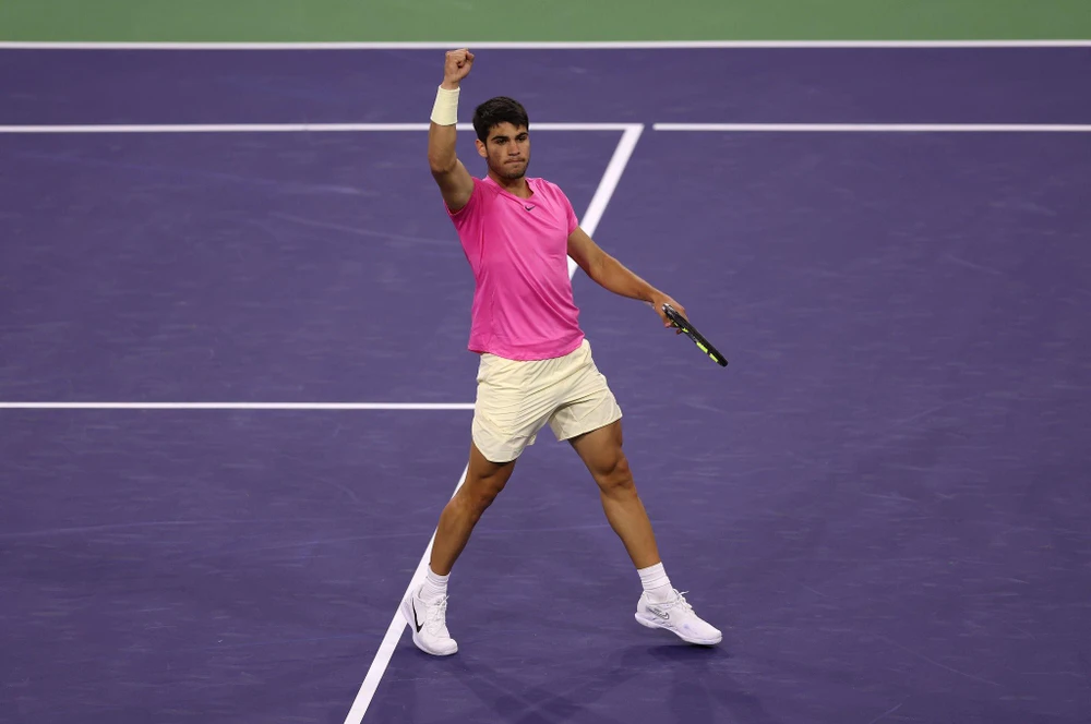 Tay vợt số 2 thế giới Alcaraz ăn mừng sau lần đầu tiên hạ Auger-Aliassime. Ảnh: GETTY