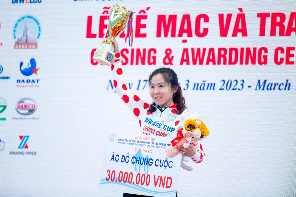 Áo chấm đỏ "nữ hoàng leo núi" Nguyễn Thị Thu Mai.