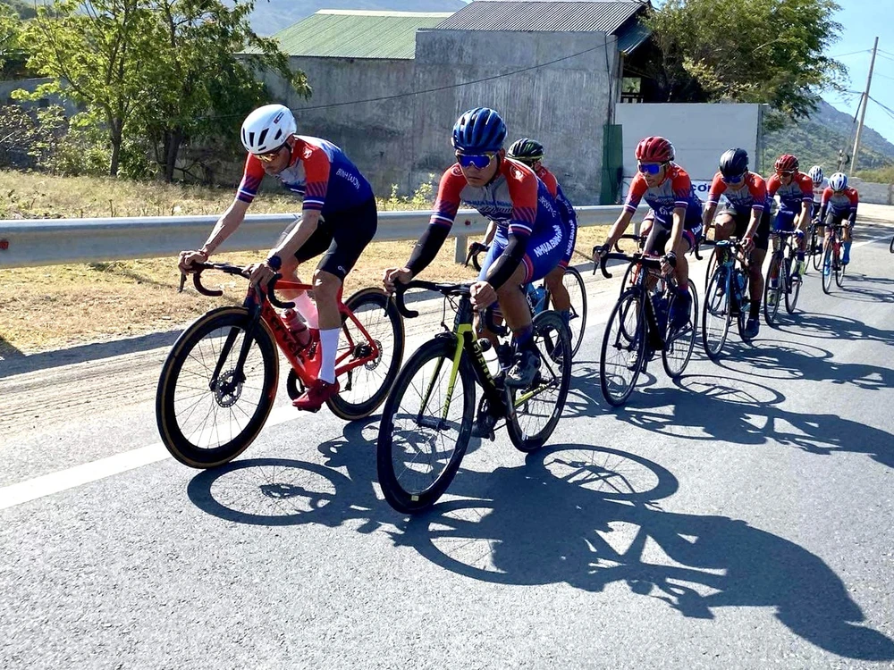 Tay đua Javier tập làm quen với các đồng đội mới ở Nhựa Bình Minh Bình Dương. Ảnh: VNCC