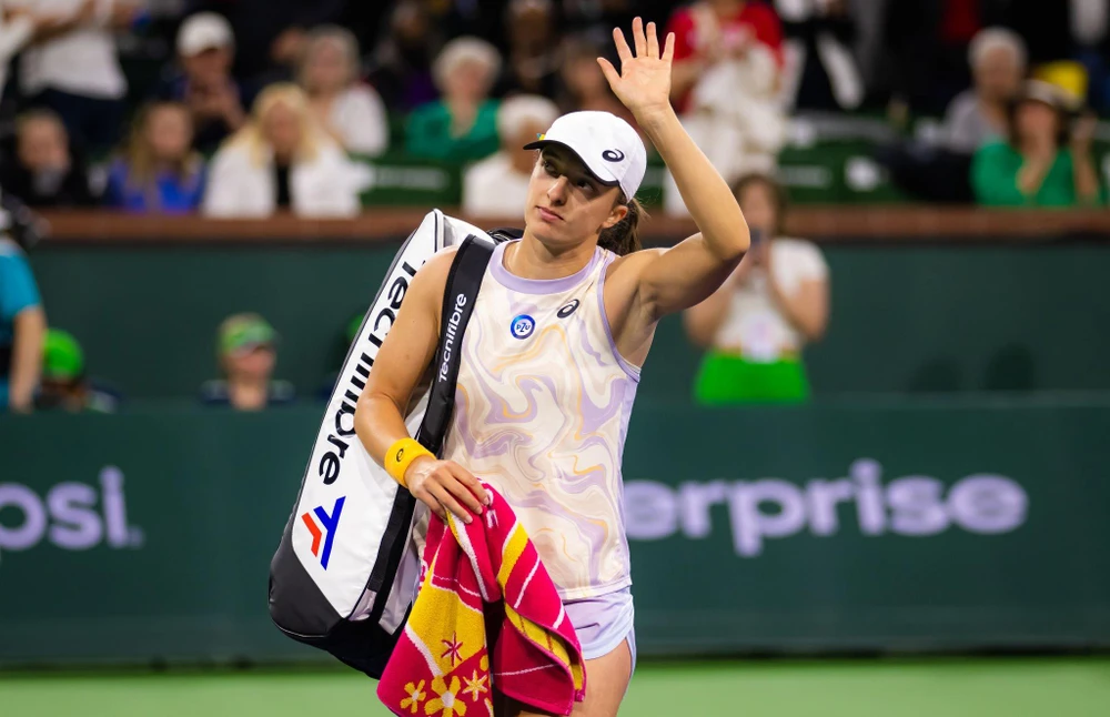 Tay vợt nữ số 1 thế giới Swiatek rời sân sau trận thua ở bán kết. Ảnh: GETTY