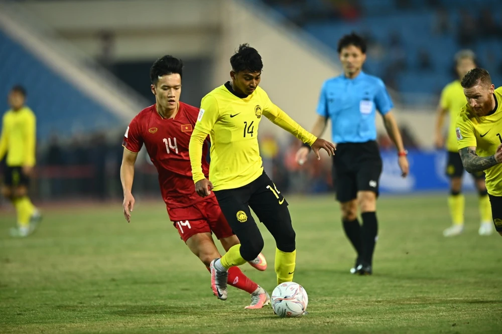 Một trận đấu của đội tuyển Malaysia và đội tuyển bóng đá Việt Nam.