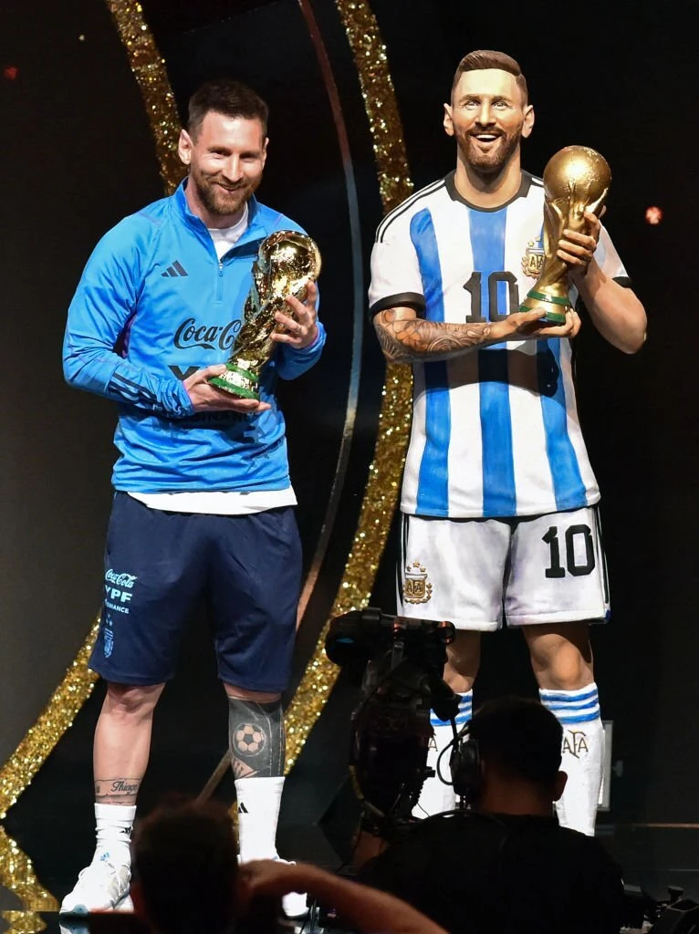 Messi chụp ảnh với tượng Messi. Ảnh: GETTY