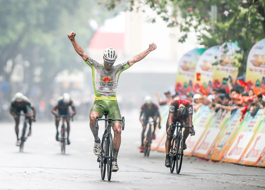 Rikunov ăn mừng chiến thắng tại mức đến sau 53 phút 47 giây tranh tài. Ảnh: PHẠM HUY