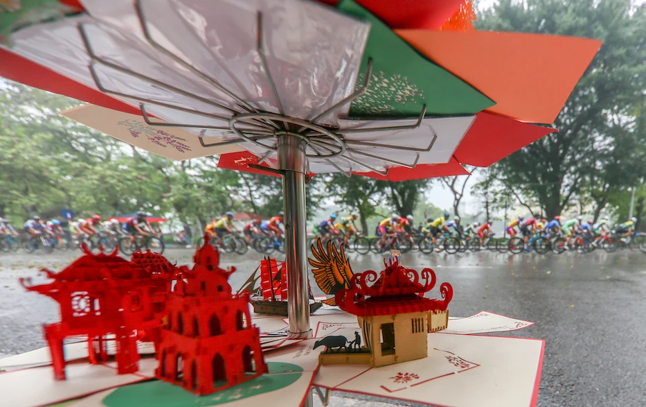 Đoàn đua và những tấm bưu thiếp đặc trưng của thủ đô Hà Nội. Ảnh: PHẠM HUY