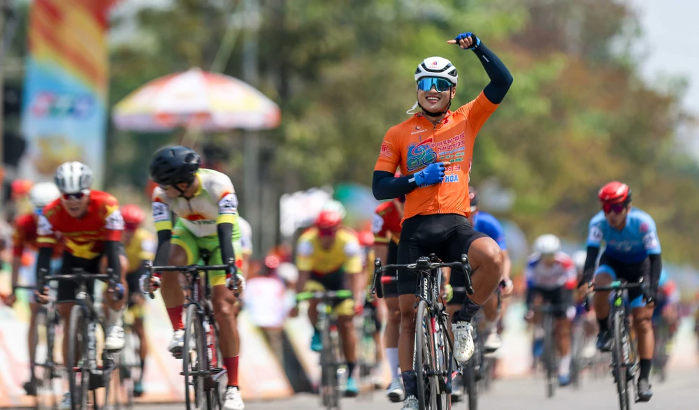 Dù chưa đánh chiếm được danh hiệu nhưng Tuấn Kiệt chỉ còn kém Rikuvov đúng 2 điểm trên bảng điểm áo xanh.