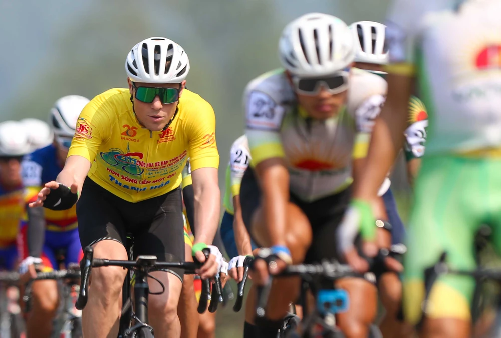 Tay đua người Nga - Rikunov, người đang chiếm giữ áo vàng sau 2 chặng.