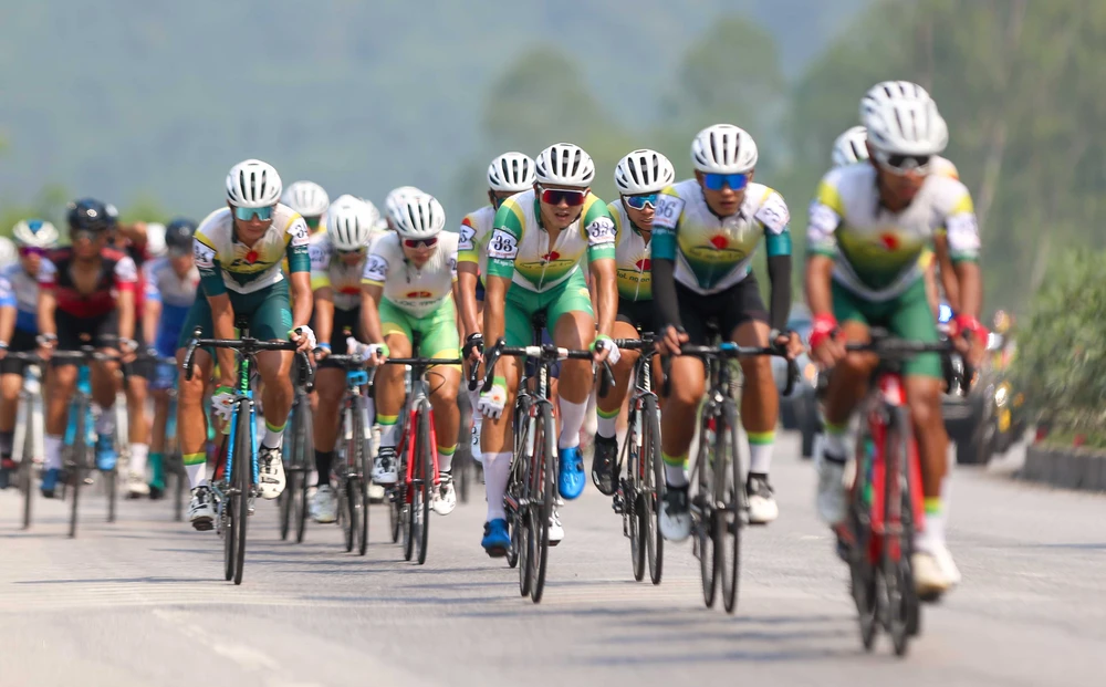 Êkíp Tập Đoàn Lộc Trời điều tiết tốc độ đoàn đua để bảo vệ áo vàng cho Petr Rikunov.