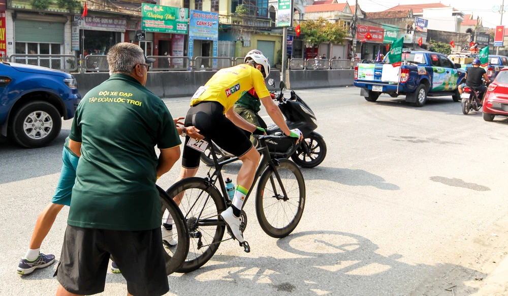 Khi còn cách mức đến chừng 30 km, áo vàng Rikunov gặp sự cố bể vỏ. Anh được hai đồng đội Tập Đoàn Lộc Trời chủ động ở lại hỗ trợ đưa vào lại tốp đông.