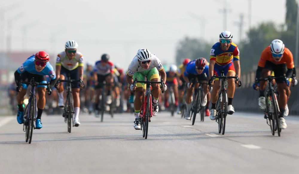 Tay đua Nguyễn Văn Bình - TP.HCM New Group (trái) rút thắng tại điểm sprint 1 ở Nghi Sơn - Thanh Hóa.