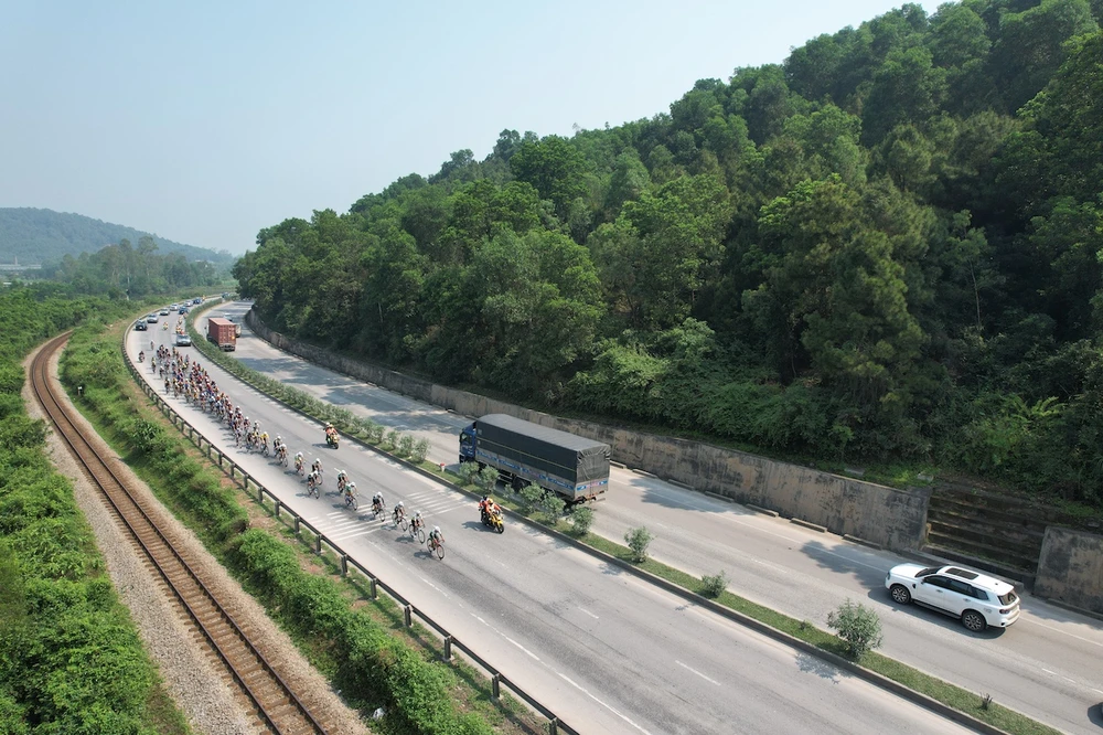 Đoàn đua rời TP Thanh Hóa tiến vào địa phận tỉnh Nghệ An. Ảnh: PHẠM HUY