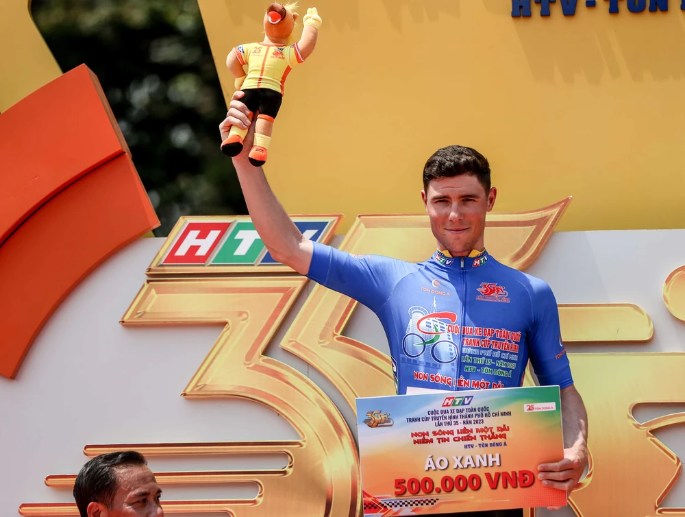 Tay đua người Nga - Petr Rikunov nhận giải thưởng áo xanh.
