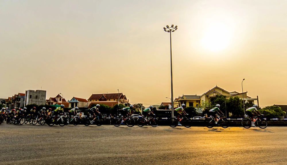 Đoàn đua rời TP Đồng Hới hướng về mức đến TP Huế.