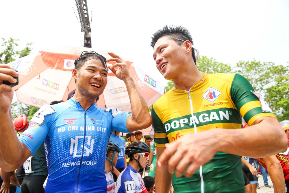 Lê Nguyệt Minh và Trần Tuấn Kiệt tại mức đến chặng đua vòng quanh TP Huế 2022. Ảnh: PHẠM HUY