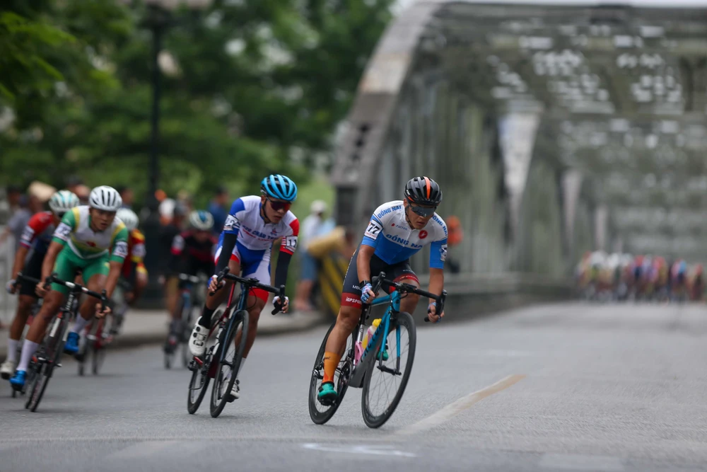 Tốp các tay đua đi đầu qua cầu Trường Tiền. Ảnh: PHẠM HUY