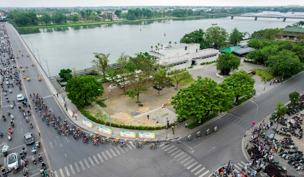 Các tay đua thi đấu 20 vòng, quanh cầu Trường Tiền - Phú Xuân dài 42 km. Ảnh: PHẠM HUY