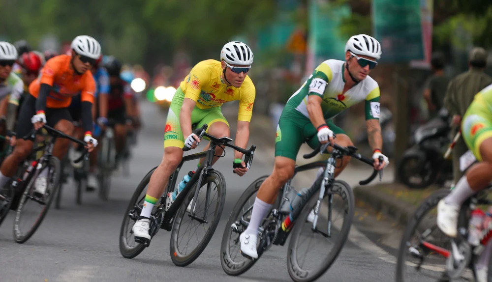 Tay đua người Nga Petr Rikunov kéo dài chuỗi nắm giữ áo vàng lên 6 chặng. Ảnh: PHẠM HUY