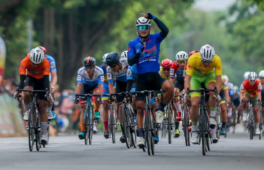 ...sau đó ăn mừng chiến thắng chặng 6, đoạt luôn ngôi đầu giải áo xanh. Ảnh: PHẠM HUY