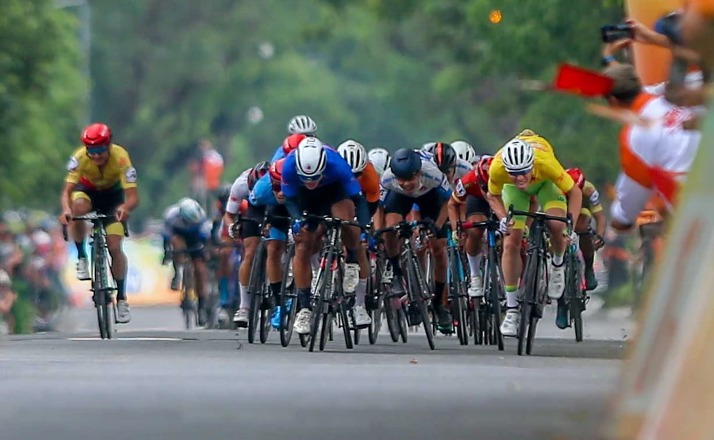 Tay đua Trần Tuấn Kiệt mất 7 nhịp nhấn bàn đạp vọt lên qua mặt Petr Rikunov...Ảnh: PHẠM HUY