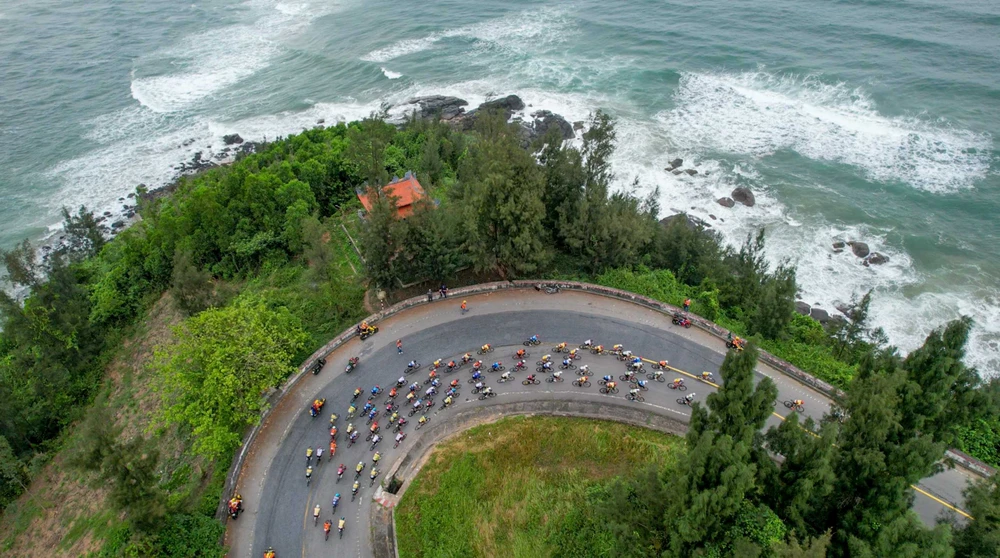 Các tay đua chinh phục đèo Hải Vân. Ảnh: PHẠM HUY