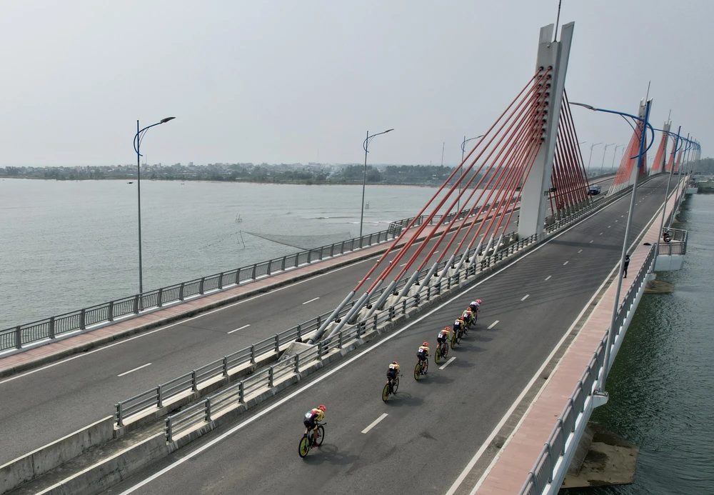 Các tay đua tranh tài trên cầu Cổ Lũy, cây cầu dây văng đầu tiên của tỉnh Quảng Ngãi. Ảnh: PHẠM HUY