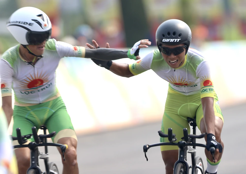 Tay đua Tăng Quý Trọng (phải) vượt lên "xé" áo cam". Ảnh: PHẠM HUY