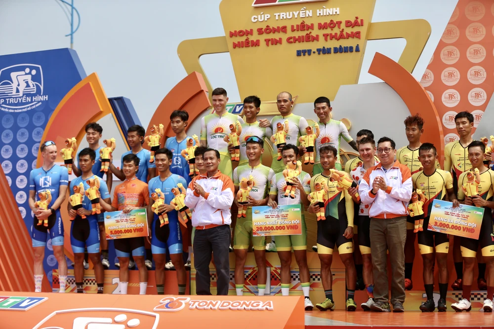 Ba đội đua giành các vị trí tốp 3 ở chặng 9. Ảnh: PHẠM HUY