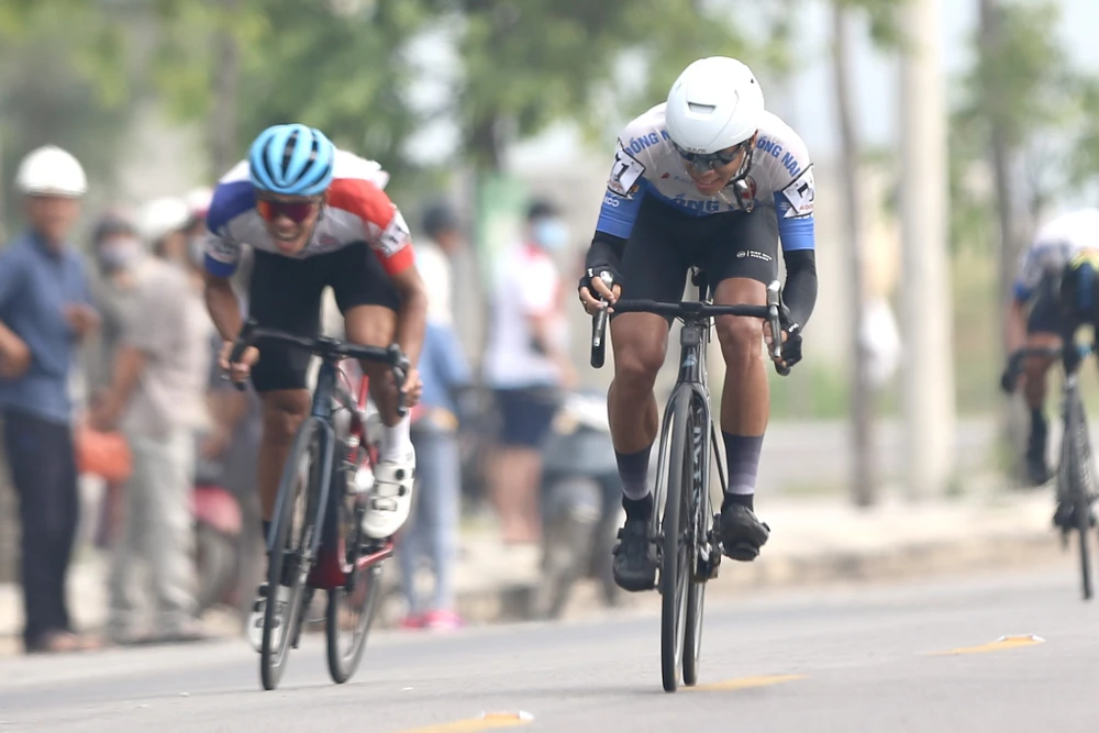 Tay đua Nguyễn Phạm Quốc Khang (11, Đồng Nai) hai lần rút thắng đích đến dọc đường. Ảnh: PHẠM HUY