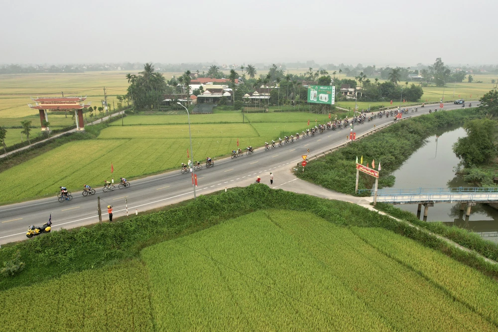 Đoàn đua rời Quảng Ngãi tiến vào địa phận tỉnh Bình Định. Ảnh: PHẠM HUY