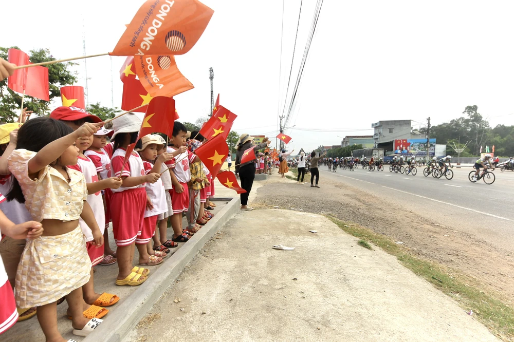 Các cháu học sinh mầm non chào đón các tay đua. Ảnh: PHẠM HUY