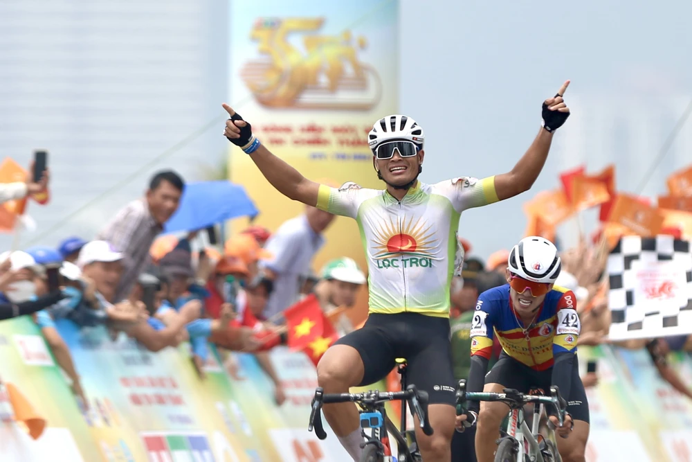 Trịnh Đức Tâm ăn mừng chiến thắng tại đích đến Quy Nhơn. Ảnh: PHẠM HUY