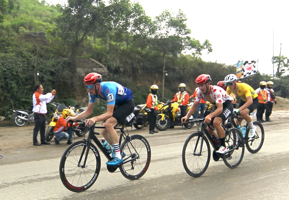 Vladislav Duiunov chiến thắng trên đỉnh đèo An Khê.