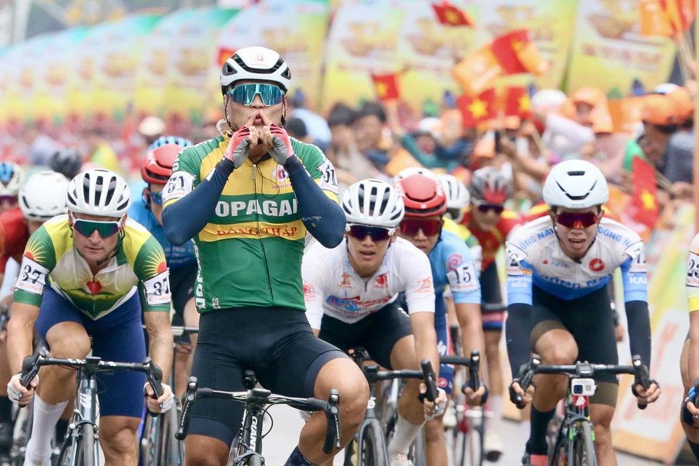 Trần Tuấn Kiệt ăn mừng chiến thắng chặng 12.