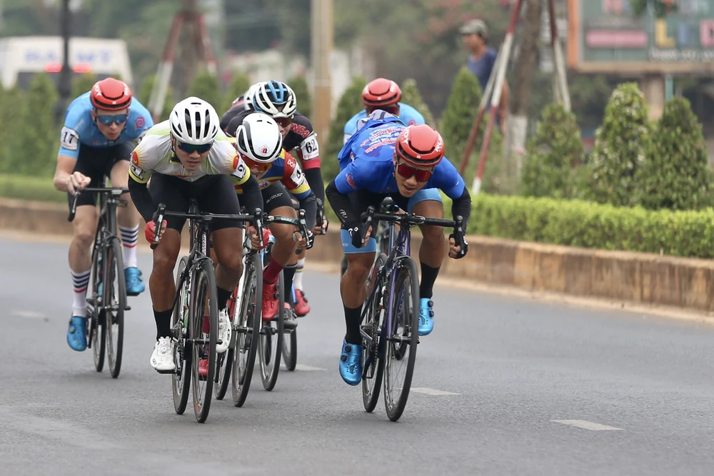 Nguyễn Văn Bình (áo xanh) rút thắng sprint 1.