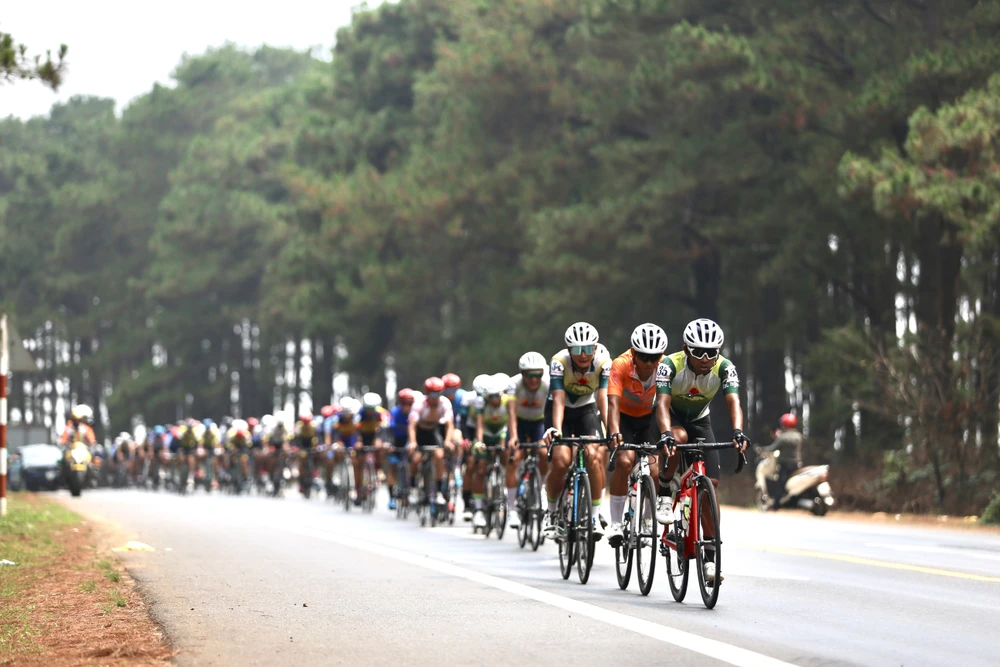 Êkíp Tập đoàn Lộc Trời vất vả trong hành trình chặng 12. Ảnh: PHẠM HUY