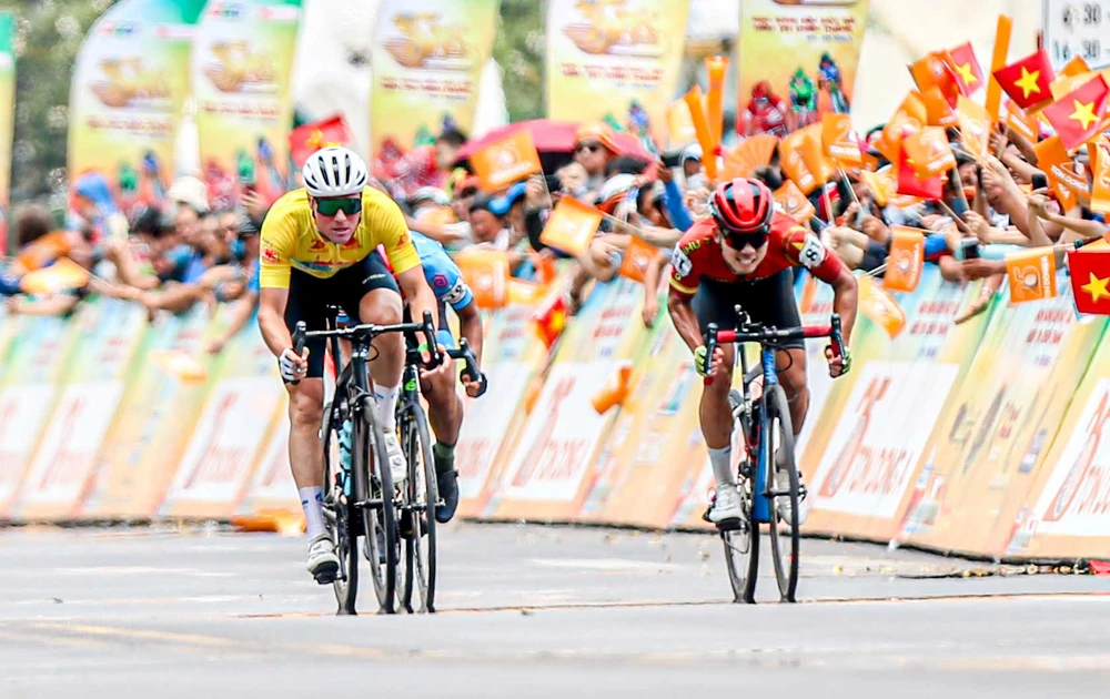 Huỳnh Thanh Tùng vượt qua Petr Rikunov và Nguyễn Văn Bình...