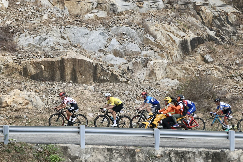 Các ngoại binh tiếp tục khẳng định khả năng đi đèo vượt trội so với các tay đua Việt Nam. Ảnh: PHẠM HUY