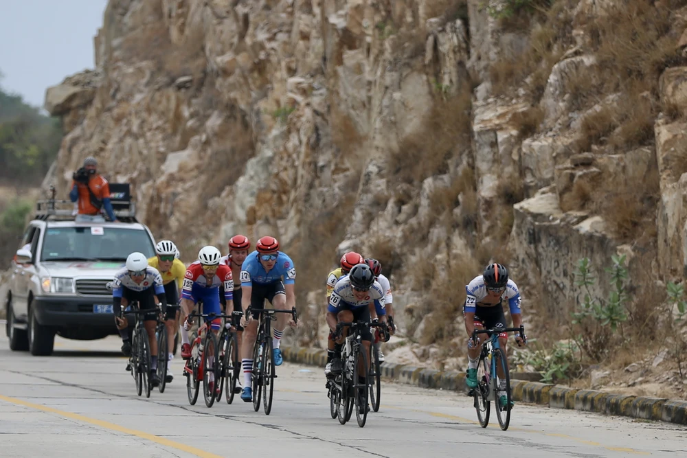 Các tay đua Đồng Nai và TP.HCM Vinama cùng tạo tốc độ, kéo giãn khoảng cách 1 phút 45 giây so với tốp sau.