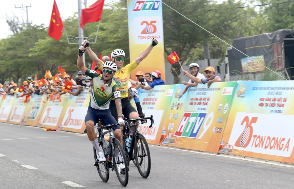 Áo vàng Rikunov rút lơi chân, nhường chiến thắng chặng 14 cho đồng đội Roman Maikin.