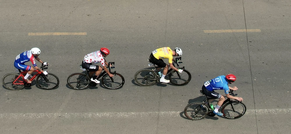 Bốn tay đua tốp đầu tạo khoảng cách hơn 9 phút so với tốp sau.