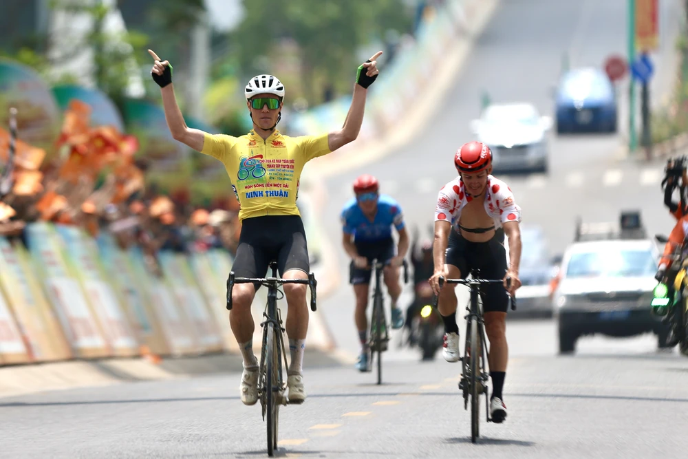 Petr Rikunov đánh bại hai đối thủ đồng hương tại mức đến TP Đà lạt.