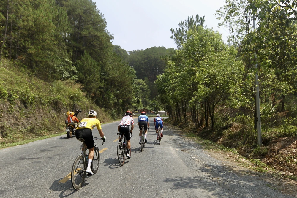 Khi vào đèo Mimosa, Javier Peraz (đi đầu) bất ngờ bị tụt lại.