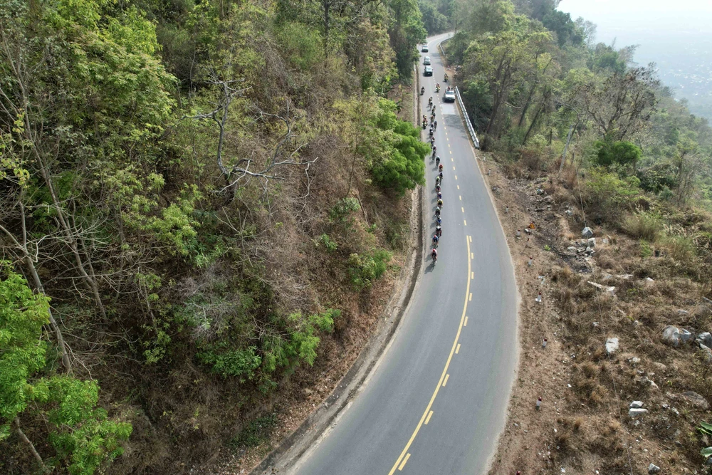 Đoàn đua tiến vào đèo Ngoạn Mục. Ảnh: PHẠM HUY