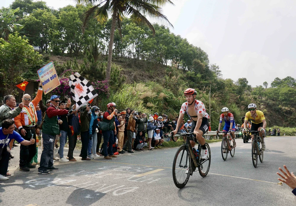 Đương kim áo vàng chiến thắng đèo Ngoạn Mục, bảo vệ thành công danh hiệu áo chấm đỏ.